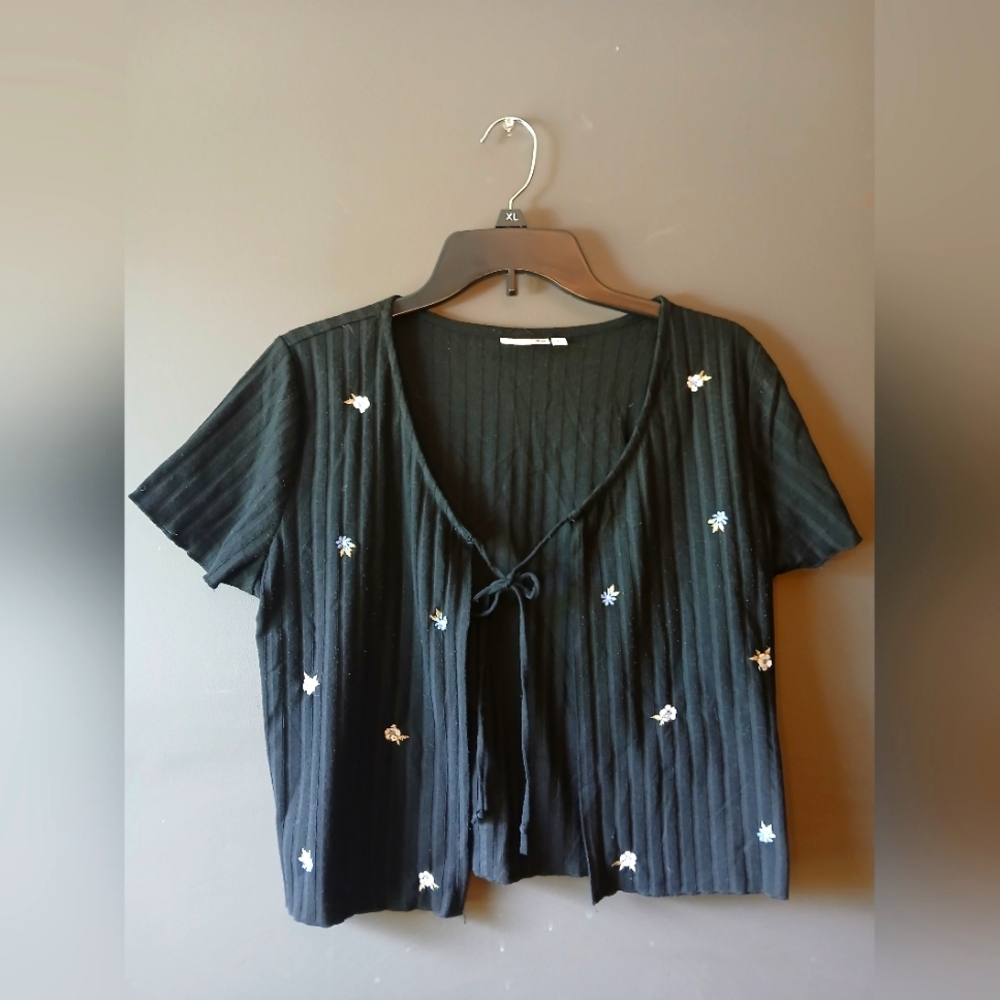 SO WOMEN'S SIZE LARGE  BLACK FLORAL SUMMER SHORT SLEEVE TOP 🌼